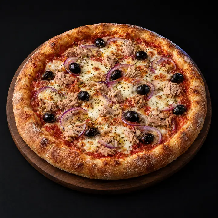 Pizza avec sauce tomate, mozzarella, origan, thon, oignons et olives