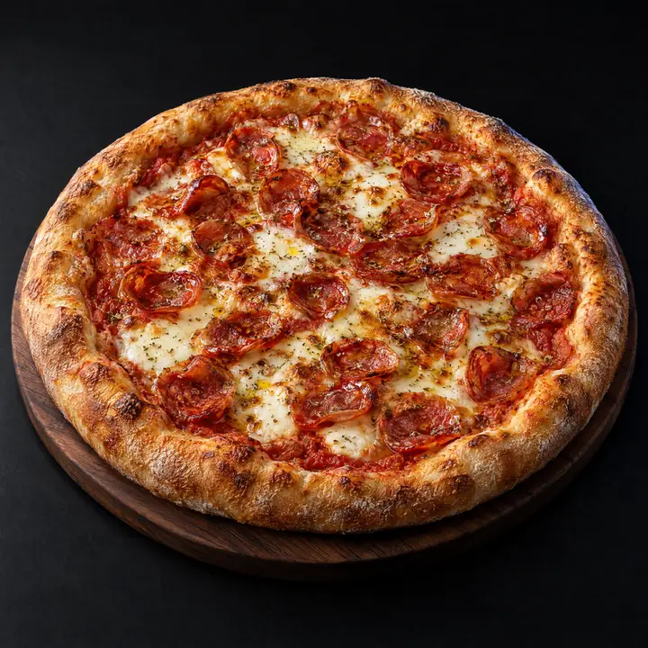 Pizza avec sauce tomate, mozzarella, origan, salami piquant