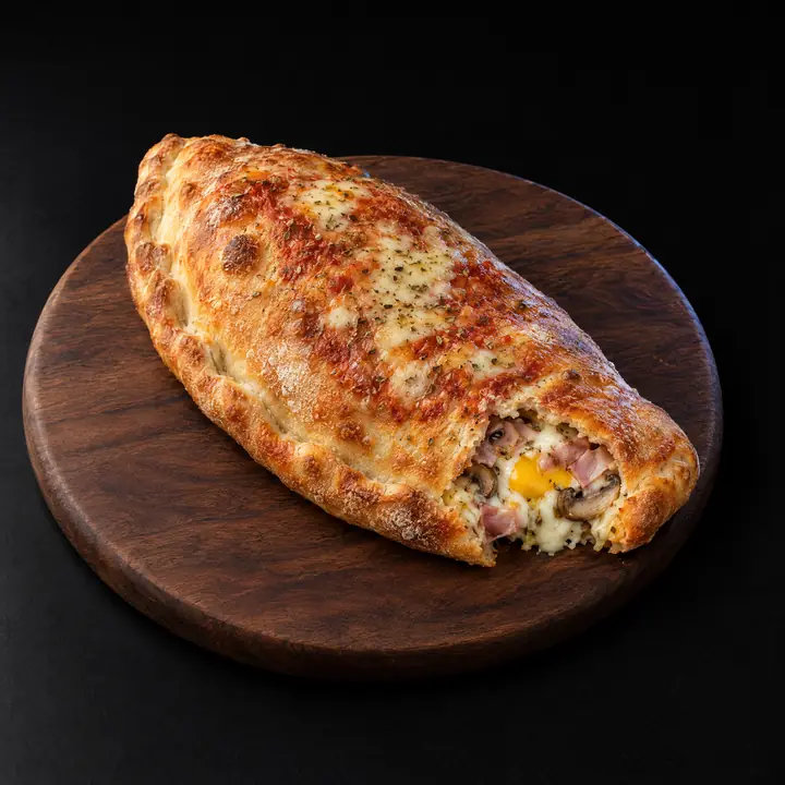 Pizza avec sauce tomate, mozzarella, origan, jambon cuit, champignons et œuf