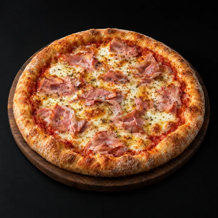 Pizza avec sauce tomate, mozzarella, origan, jambon