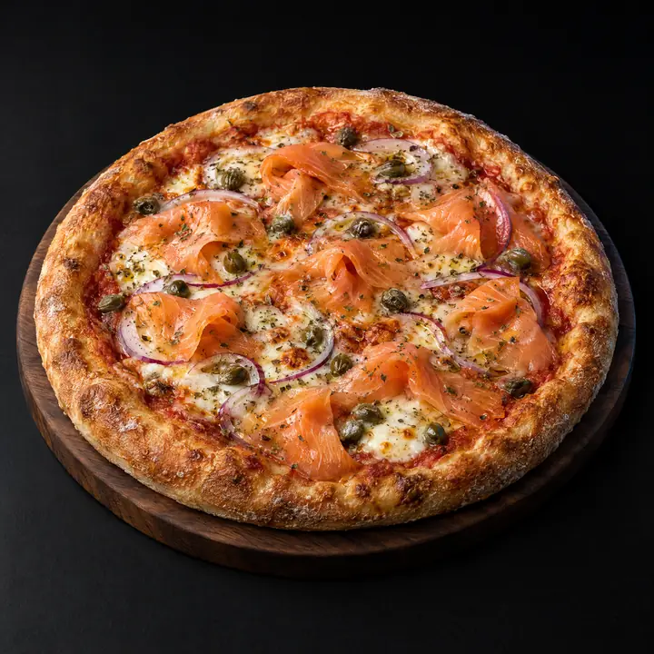 Pizza avec sauce tomate, mozzarella, origan, oignons et câpres, saumon
